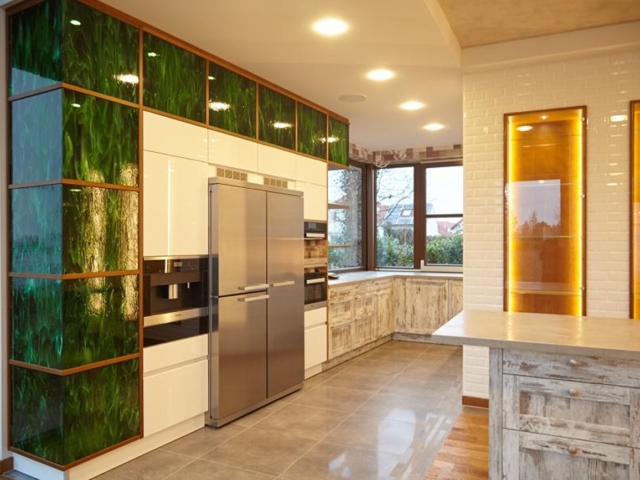 Küche mit weißen Kacheln und grünen Glaselementen
