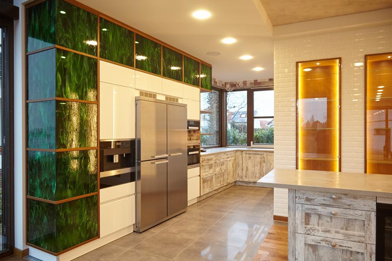 Küche mit weißen Kacheln und grünen Glaselementen