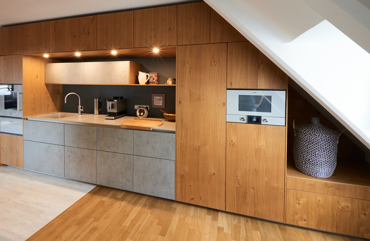 Moderne Küchenzeile mit Holzfrontoptik