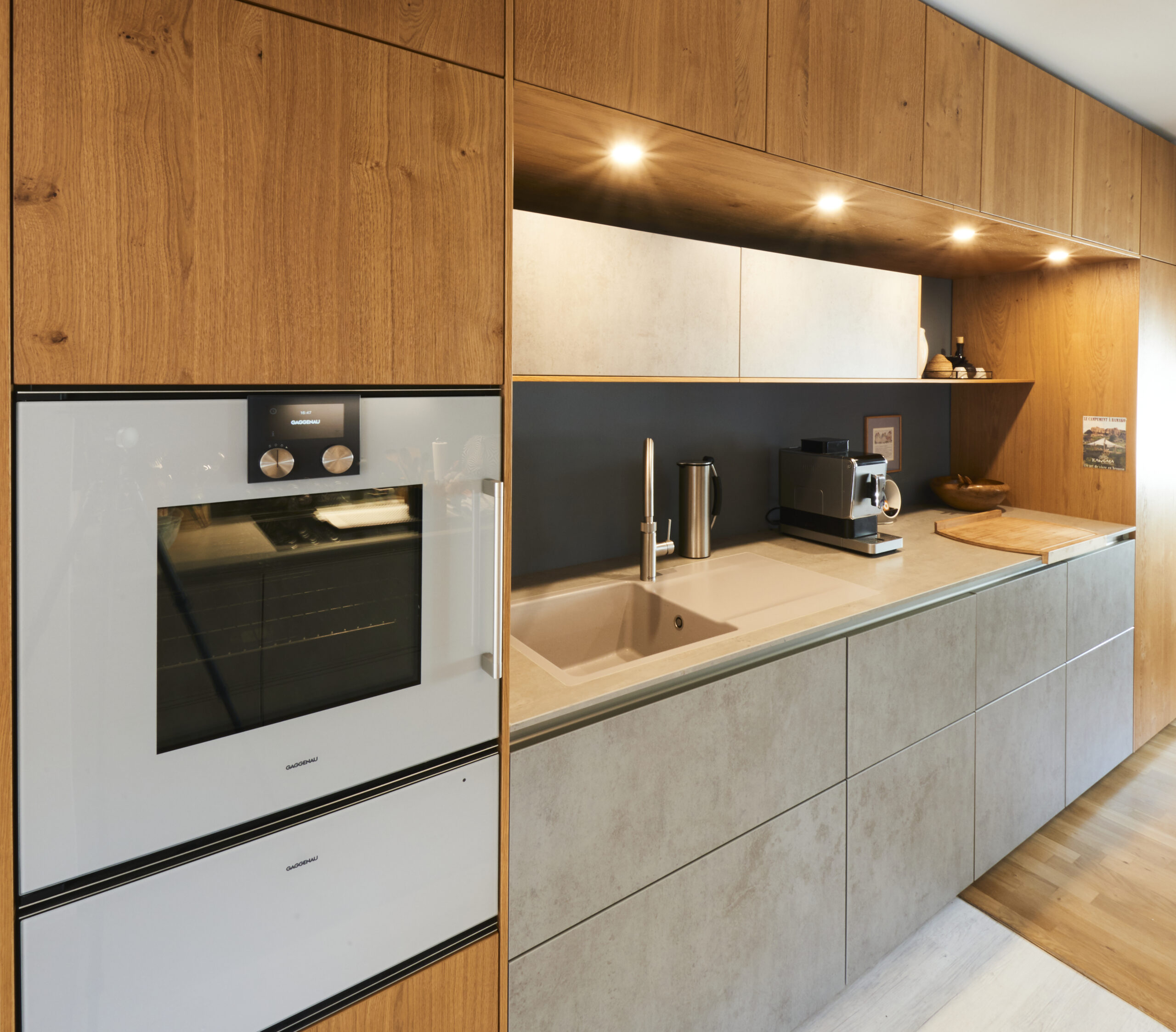 Moderne Küchenzeile mit Holzfrontoptik