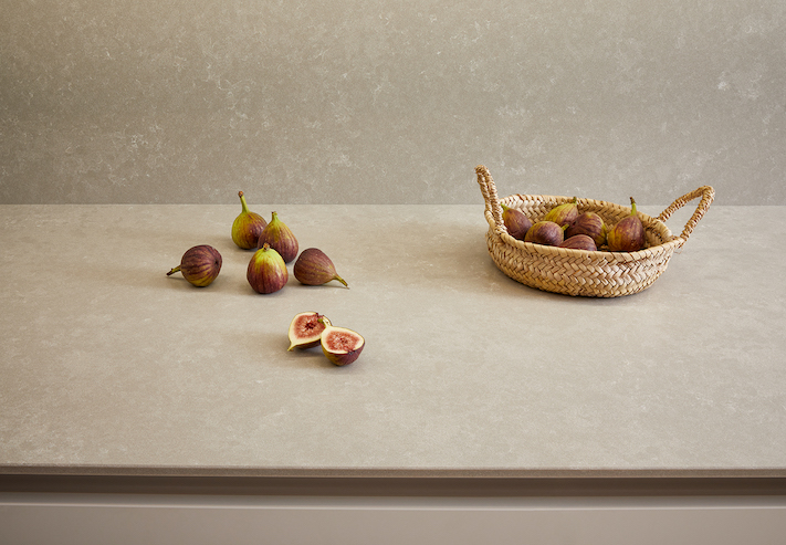 Küchenoberfläche aus Quarzstein mit Obstkorb