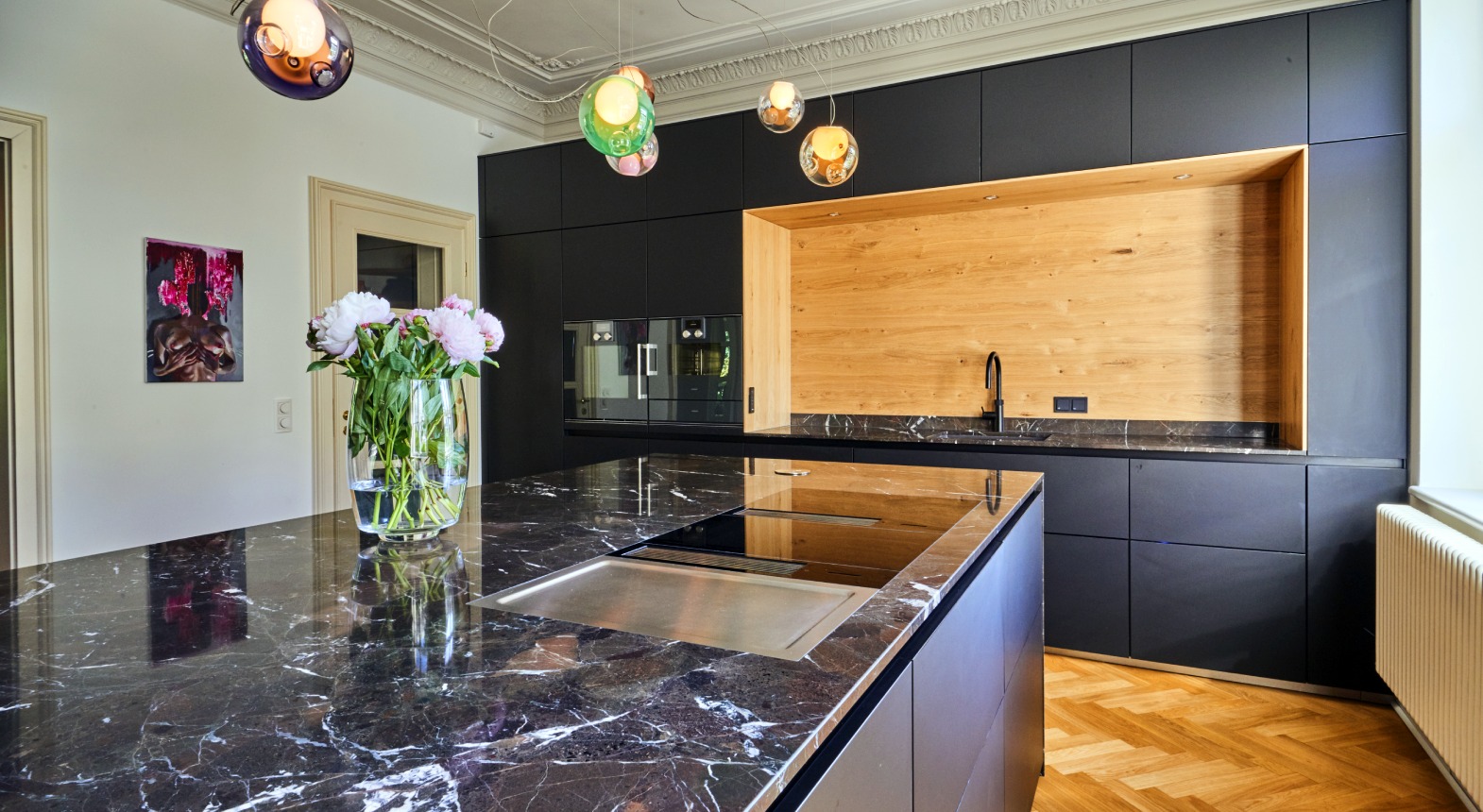 Moderne Küche mit grauen Oberflächen und einer Arbeitsplatte in Marmoroptik