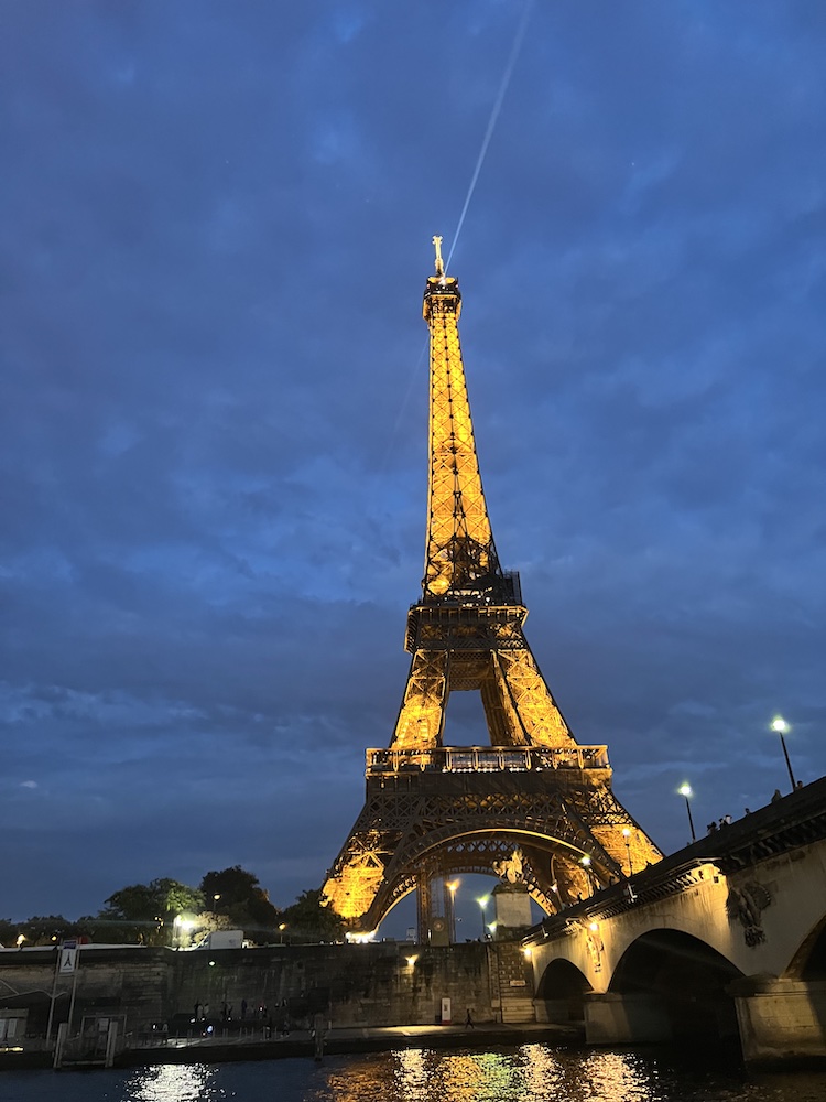 Eifelturm in Paris bei Nacht