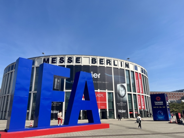 Eingang IFA Messe Berlin mit großem, blauen Logo