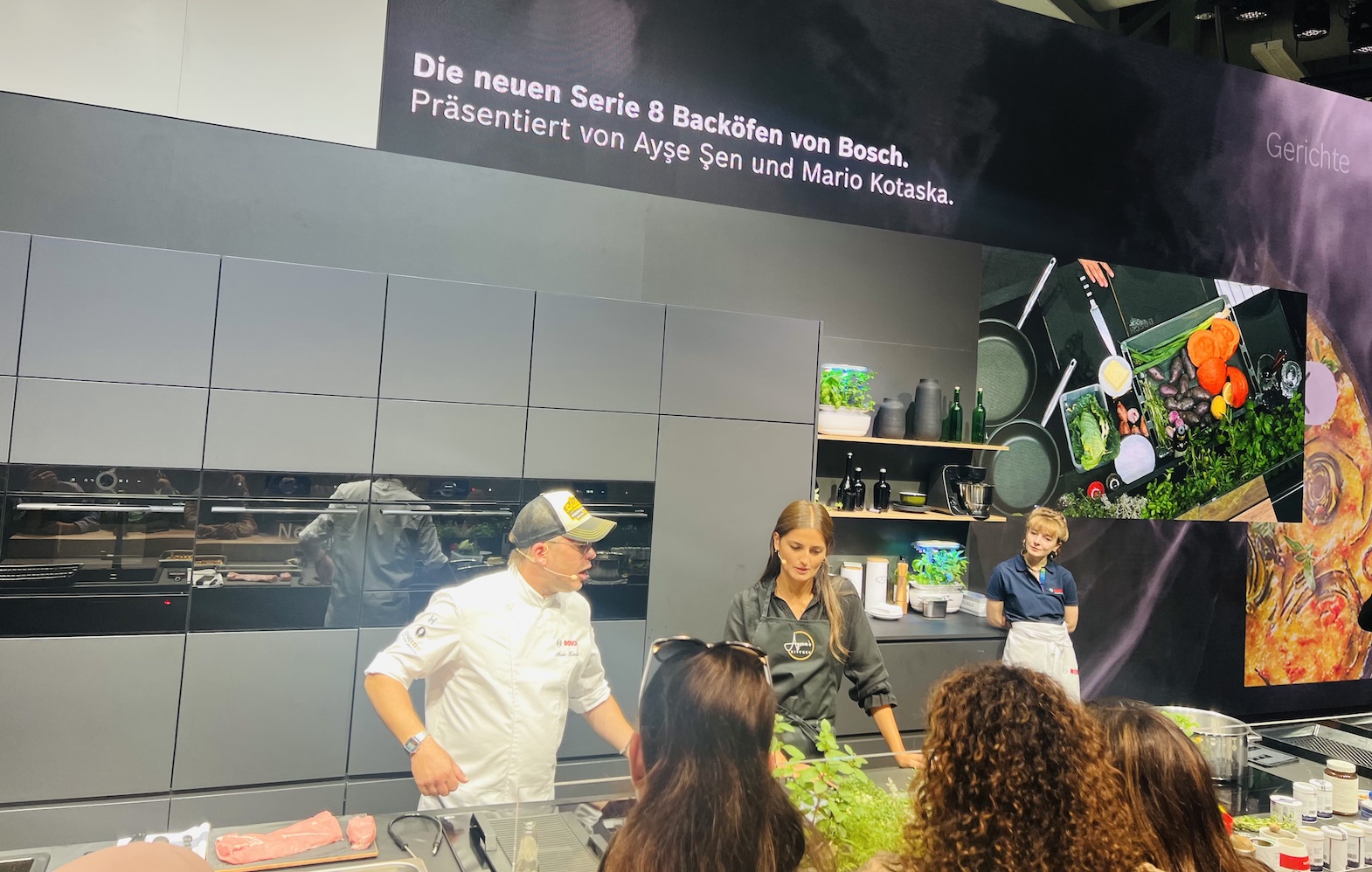 Messestand auf der IFA: Koch und Köchen mit Mikrophonen erklären neue Bosch-Geräte