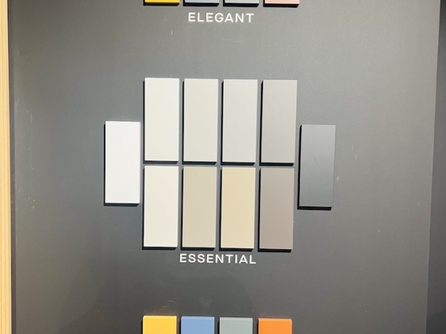 Farbtafeln für Küchenfarben auf einer dunklen Wand