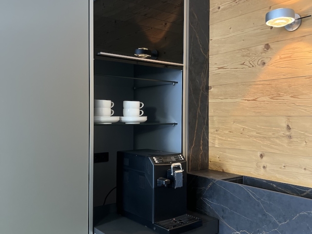 Graue Küche mit Einschubschrank für den Kaffeevollautomat