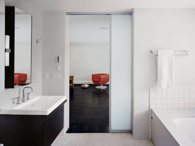 Modernes Badezimmer mit weißer Schiebetür aus Glas