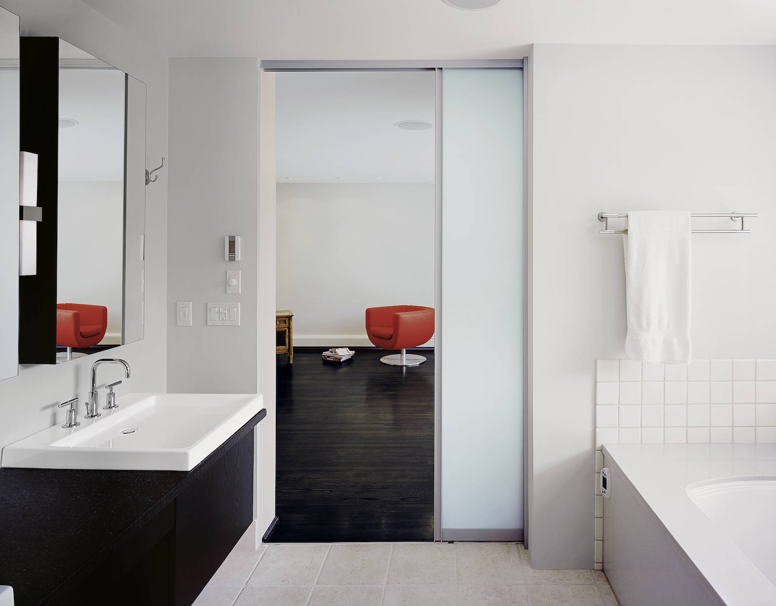 Modernes Badezimmer mit weißer Schiebetür aus Glas