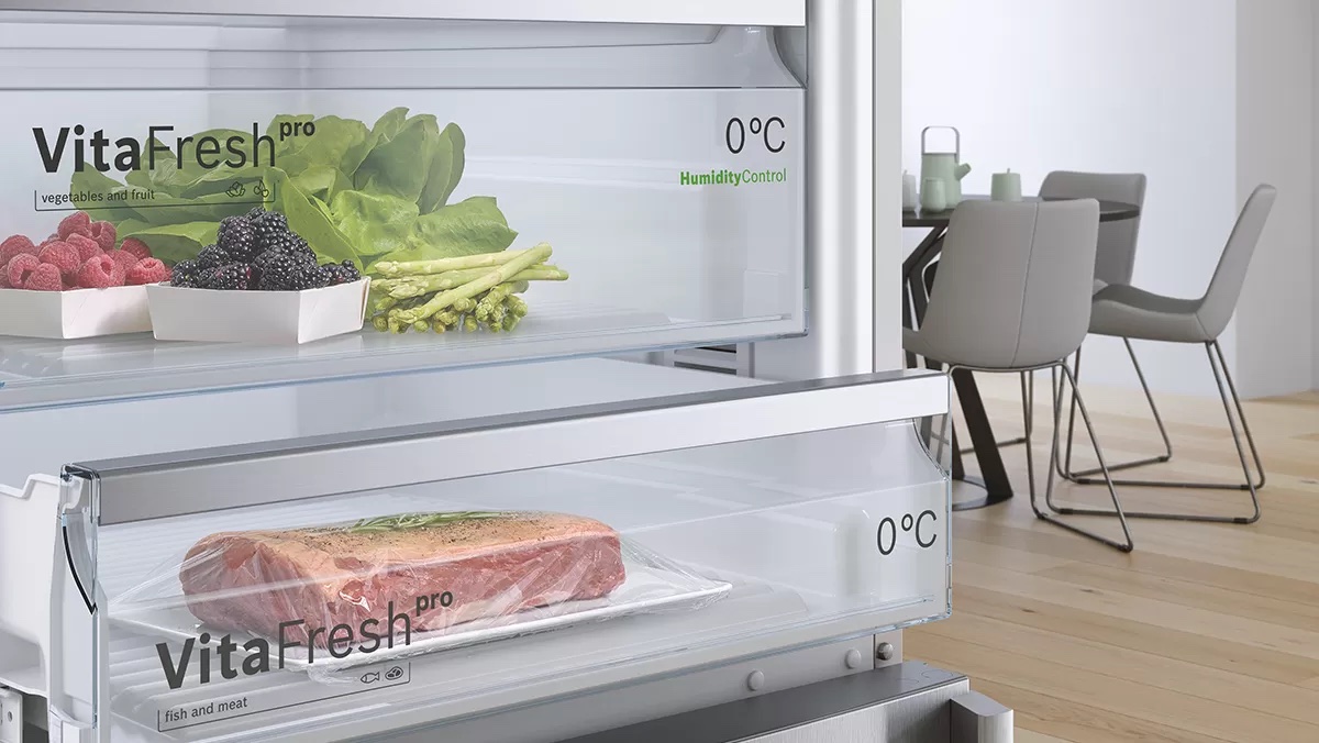 Geöffneter Kühlschrank mit Vitafresh-Fächern für Obst und Gemüse