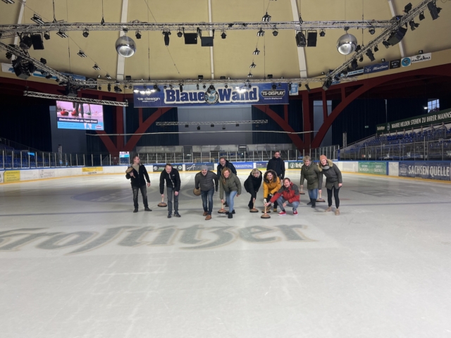 Team Küchen-KONZEPT auf der Eisbahn beim Eisstockschießen