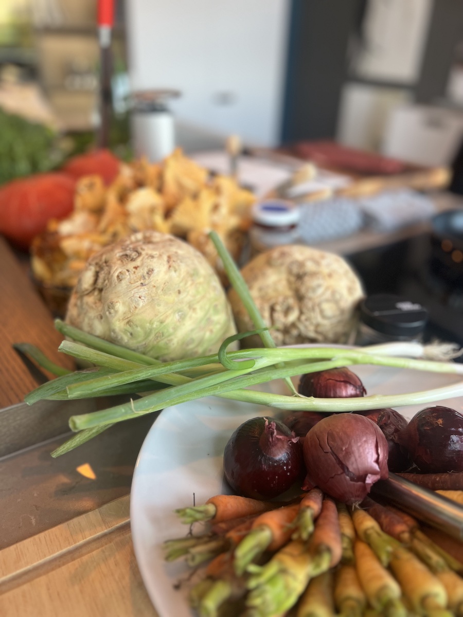 Küchenarbeitsplatte mit verschiedenem Gemüse